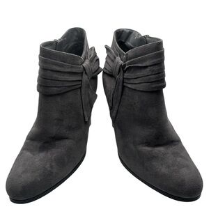 Impo Woman’s Elegant Gray Suede Ankle Boots With Bow Zipper